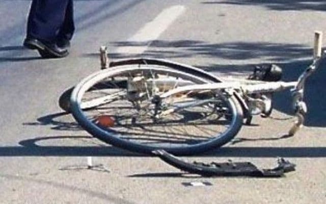 Biciclist amețit de aburii alcoolului lovit de un autoturism la Vârfu Câmpului