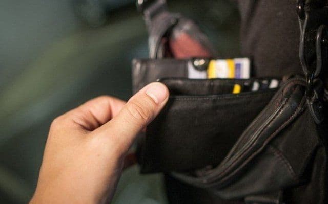 Tânăr arestat după ce a fost surprins încercând să sustragă bunuri din geanta unei femei