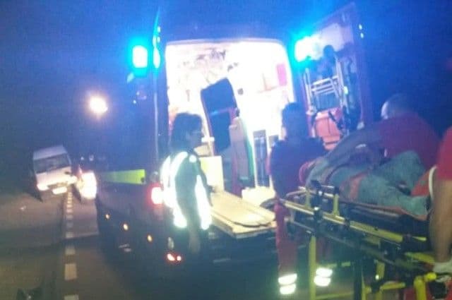 Bărbat rănit după ce a intrat cu motocicleta într-o vacă aflată pe un drum național