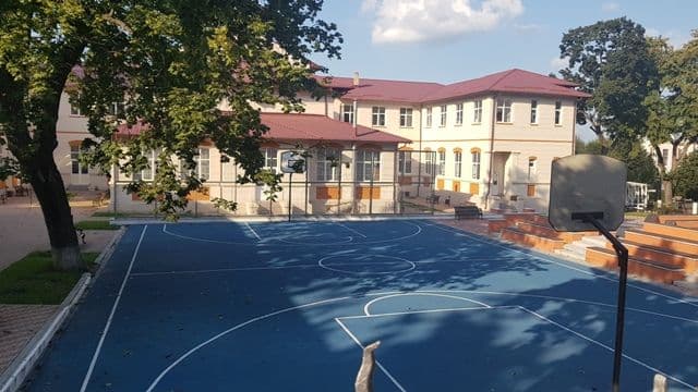 Primim la redacție – Terenul de baschet de la CN „Grigore Ghica” imposibil de folosit de către tineri – FOTO