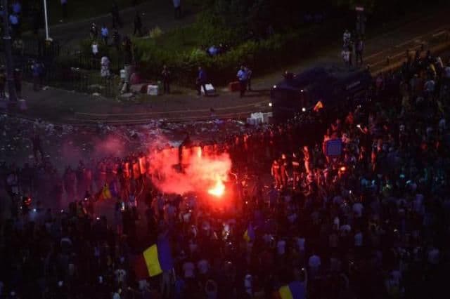Violențe fără margini la mitingul diasporei: Sute de răniți! Zeci de oameni au protestat și la Botoșani