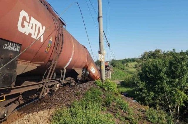 Caz incredibil! Tren cu carburant deraiat după ce un pod s-a rupt. Mecanicul era în stare de ebrietate