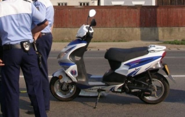 Dosar penal pentru un scuterist prins fără permis la Vârfu Câmpului
