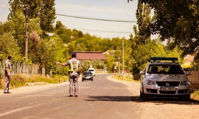 S-a urcat la volan pentru că „a uitat” că are permisul suspendat