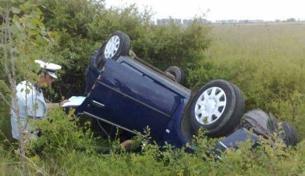 Un șofer beat care fugea de polițiști s-a răsturnat cu mașina într-un șanț