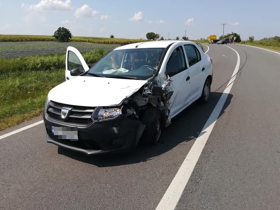 Accident! Două persoane au ajuns la spital după impactul între două mașini la Cervicești – FOTO