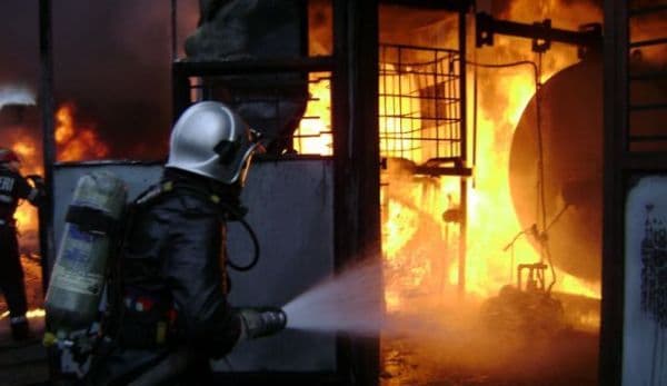 Incendiu la o fabrică de cauciuc din Botoșani. Pompierii au intervenit cu cinci mașini