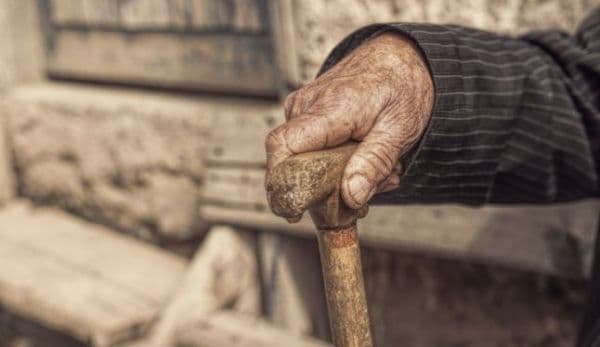 Bătrân bătut și tâlhărit pentru 80 de lei și 6 litri de rachiu