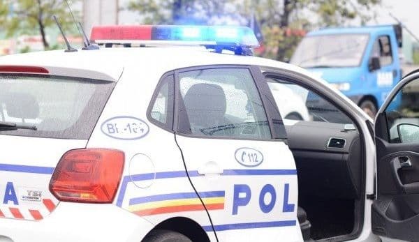 Un șofer băut a dat-o de... gard! Tânărul intrat cu mașina într-un cap de pod, după care s-a oprit în gardul unei case