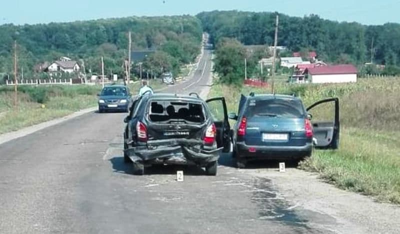 Două persoane rănite în urma unui accident produs la Copălău. Şoferul vinovat nu a păstrat distanţa regulamentară faţă de maşina din faţa sa