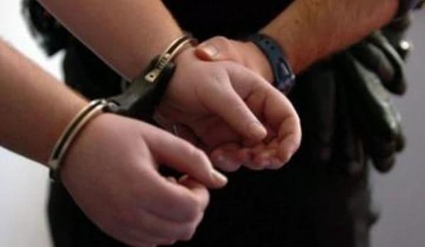 Adolescentă condamnată pentru mai multe furturi depistată de polițiști în locuința unui bărbat din Botoșani