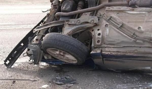 Accident la Brăiești: Un tânăr în stare de ebrietate a intrat cu mașina într-un gard după care s-a răsturnat