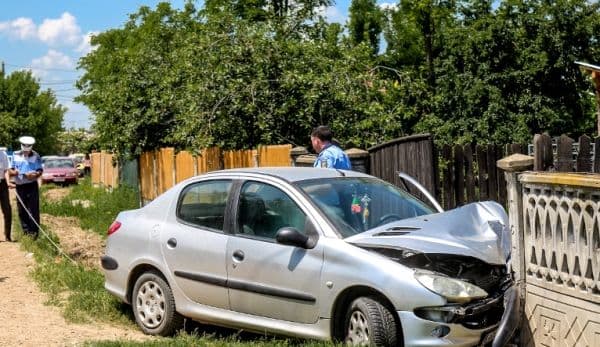 ACCIDENT! Adolescentă rănită, după ce mașina în care se afla a intrat în gardul unei case!