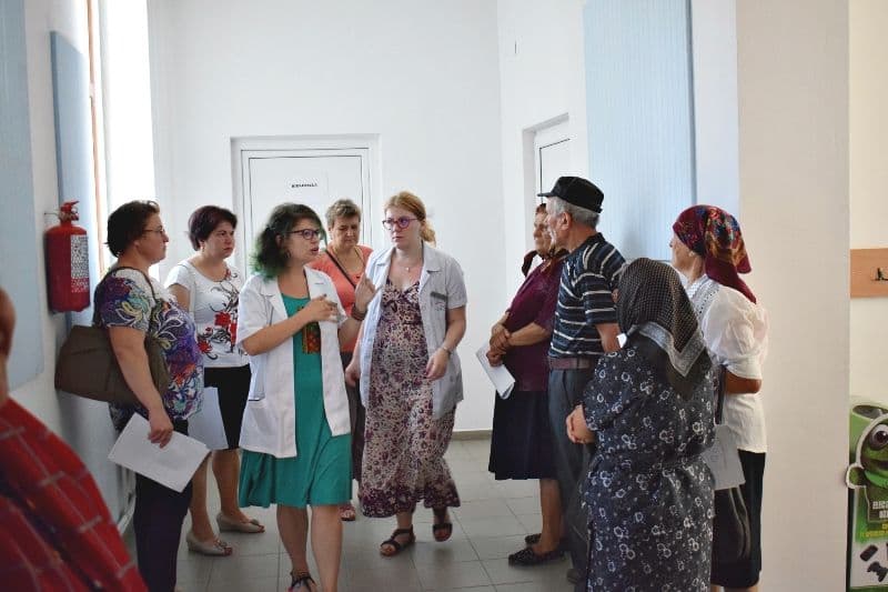 Zeci de săteni din Cristeşti, consultaţi la „Caravana cu Medici” - FOTO