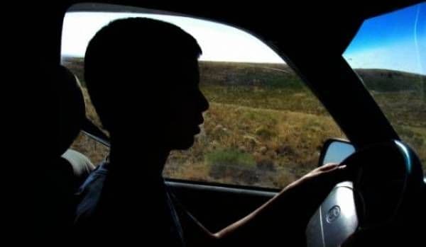 Tupeu la 17 ani. Un adolescent a împrumutat o mașină și a plecat la plimbare!
