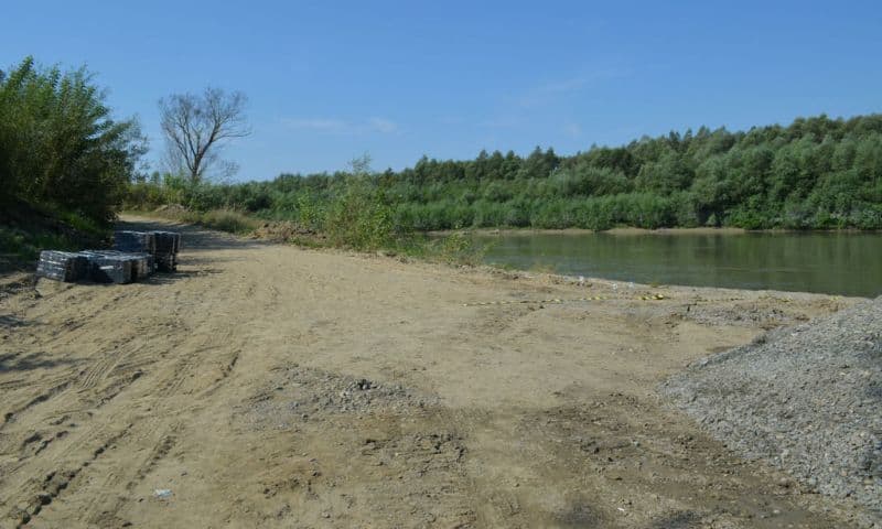 Aproximativ 11.000 pachete cu ţigări transportate cu o barcă pneumatică peste râul Prut