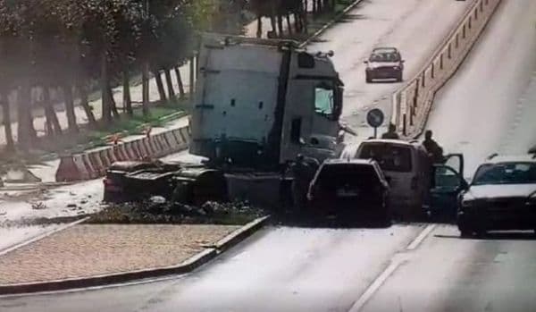 Accident dramatic în Suceava, un TIR trece pe roșu și izbește patru mașini - VIDEO