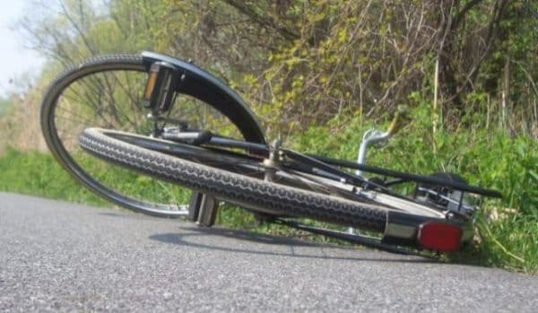 Fază de cascadorii râsului la Pomârla! Doi biciclişti s-au tamponat în trafic