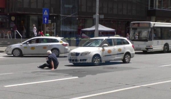 Traversarea străzii s-a dovedit periculoasă pentru un botoșănean care a fost lovit de o mașină