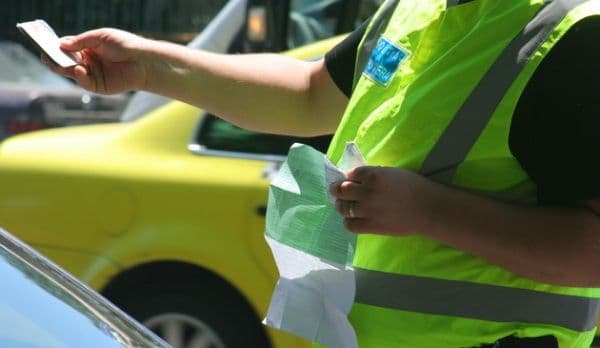 Tânăr din Dersca cercetat penal după ce a prezentat la control un permis de conducere fals