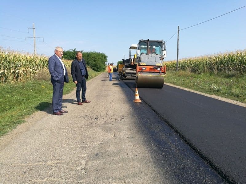 Au început asfaltările pe drumul județean DJ 293 Dumeni – Havârna - FOTO