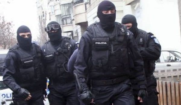 Percheziţii ale poliţiştilor specializaţi în combaterea criminalităţii organizate