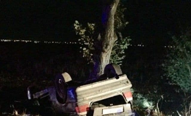 Accident pe drumul Dorohoi - Darabani! O mașină s-a izbit într-un copac și s-a răsturnat