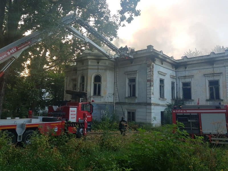 Incendiu la o clădire monument, din Botoșani - Se intervine cu şase autospeciale! FOTO