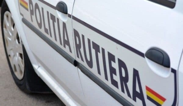 Autovehicul cu numere false, avariat şi abandonat, depistat de poliţişti la Vârfu Câmpului