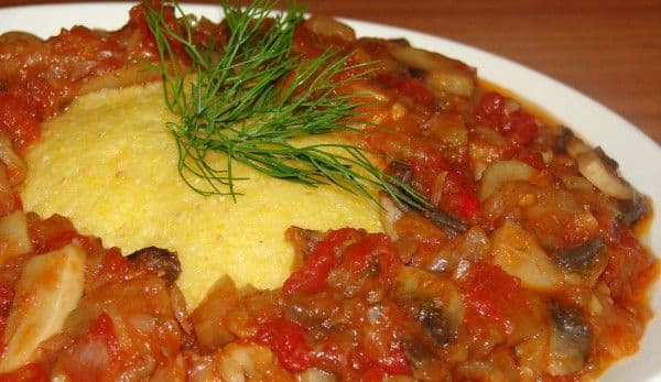 Tocăniţă de porc cu ciuperci şi mămăligă