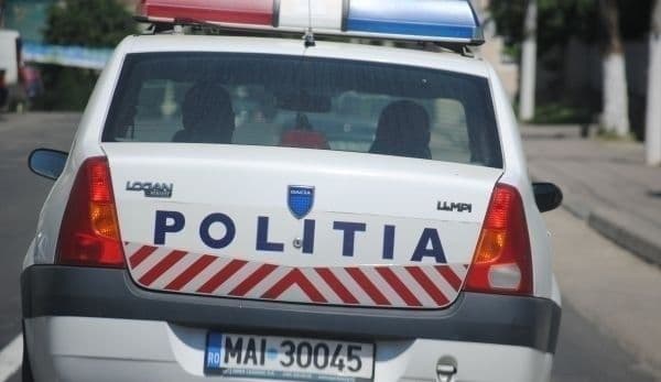 ACCIDENT la Mileanca: Un tânăr în stare de ebrietate a intrat cu maşina în gardul unei case