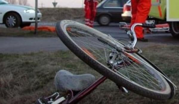 Biciclist trântit pe asfalt de un autoturism. Şoferul vinovat era băut și a fugit de la locul accidentului