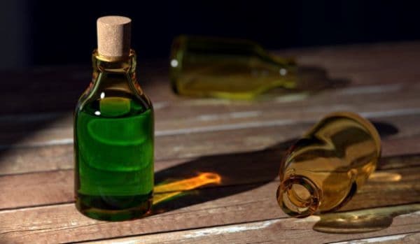 O româncă din Italia şi-a anunţat prietena prin SMS că se sinucide, apoi a băut acid clorhidric