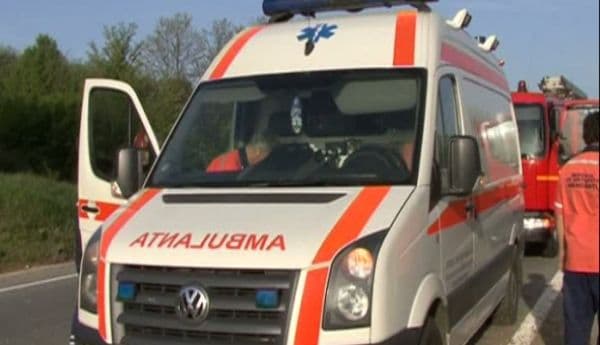Doi copii și o femeie băgați în spital de o șoferiță neatentă