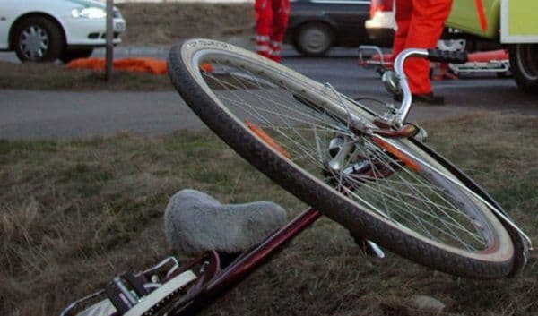 Băutura a băgat în spital un biciclist! Bărbatul, abțiguit bine, s-a dezechilibrat și a căzut! Omul a fost preluat de o ambulanță