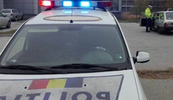 Tânăr din Bucecea fără permis de conducere, reținut după ce a condus o mașină cu numere false și a lovit mai multe indicatoare rutiere