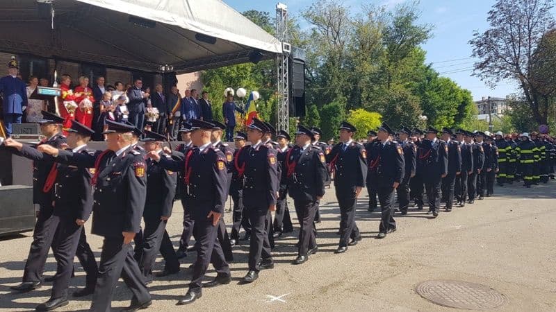 Pompierii din Botoșani sărbătoriți de sute de oameni la Săveni - FOTO