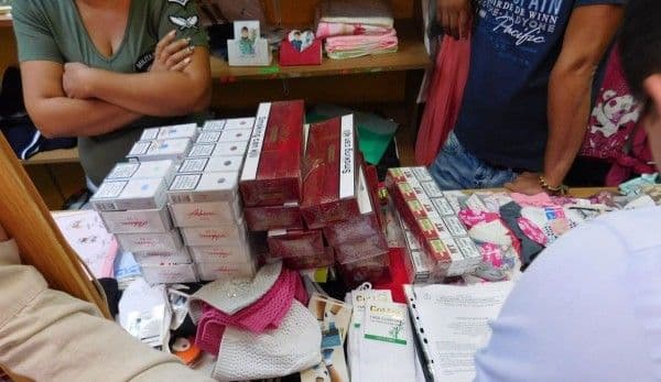 Tupeu de comerciant! Prinși în timp ce vindeau țigări de contrabandă pe sub tejghea