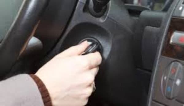 Mașină lăsată cu motorul pornit și cu cheile în contact, furată din parcarea unui supermarket din Botoșani