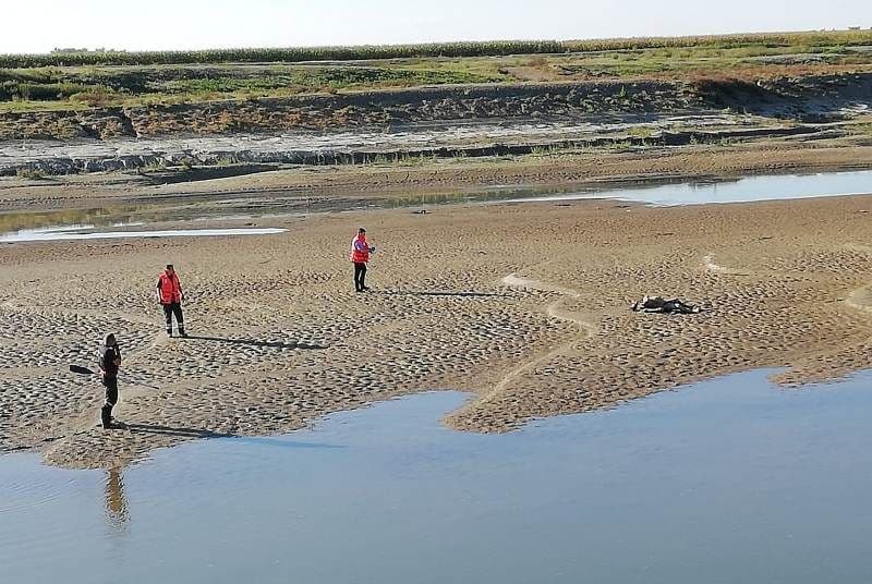Descoperire macabră: Femeie cu identitate necunoscută, înecată în râul Siret - FOTO