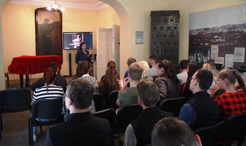 Elevii seminariști în vizită la Muzeul Memorial „George Enescu” Dorohoi, cu prilejul Zilelor Europene ale Patrimoniului - FOTO