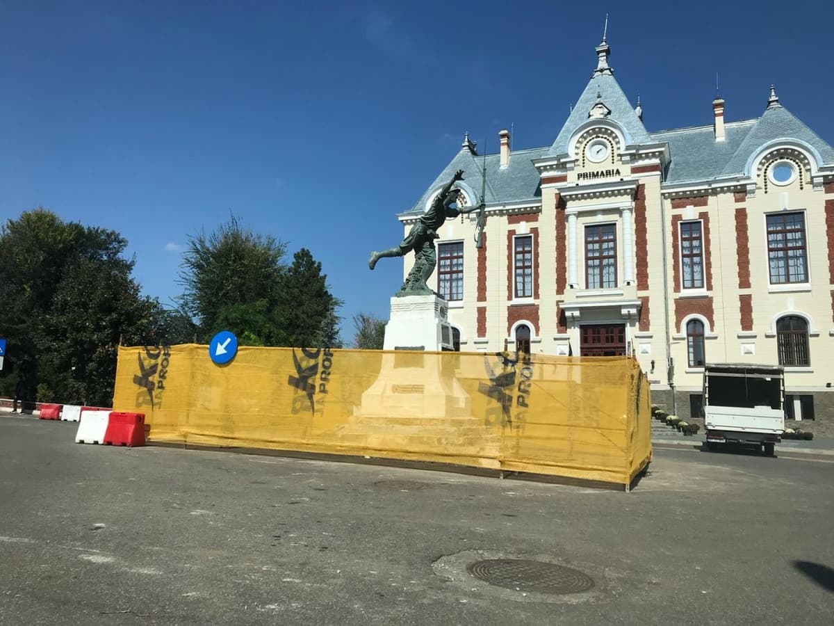 Monumentul „Ostașul român în atac” din fața Primăriei Dorohoi va fi reabilitat – FOTO