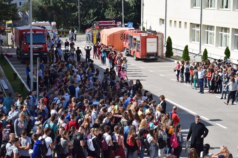 Exercițiu de amploare a pompierilor botoșăneni la Liceul „Demostene Botez” Trușești - FOTO