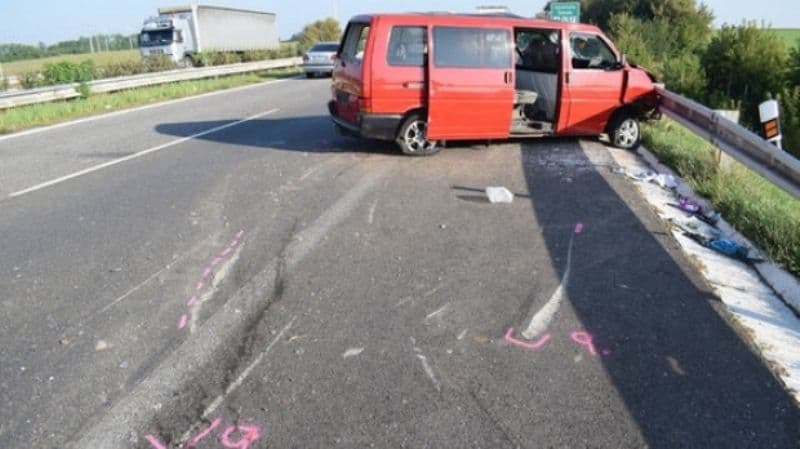 Un microbuz din România, implicat într-un accident în Slovacia. MAE: Un român este rănit grav