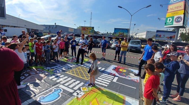 Copiii din Dorohoi au luat lecții de circulație în parcarea magazinului Lidl - Verde la educaţie pentru circulaţie - FOTO