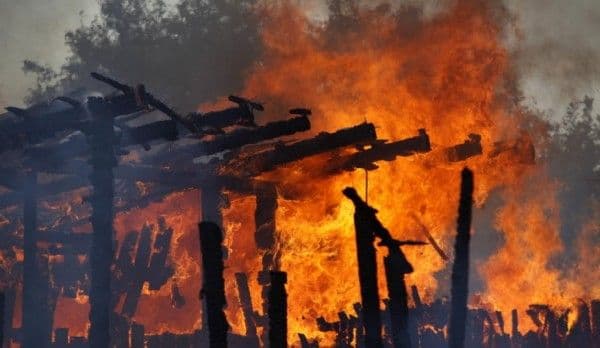 Tânăr de 21 de ani cercetat după ce a dat foc intenţionat la o gospodărie