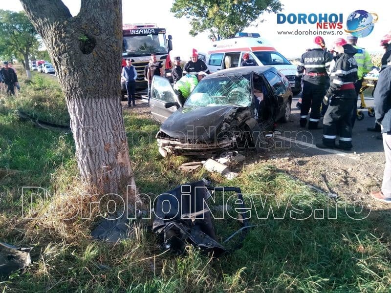 Grav accident între Văculești și Brăești! Femeie rămasă încarcerată după ce o mașină s-a izbit într-un copac - FOTO