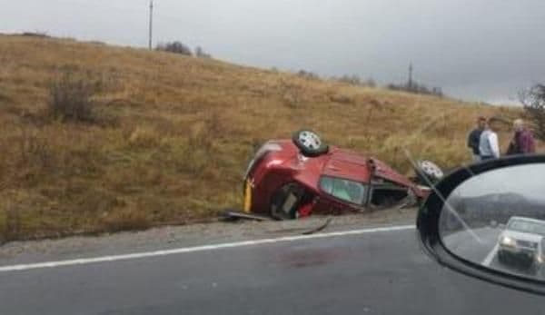 Cercetat de polițiști după ce a condus în stare de ebrietate, o mașină neînmatriculată și a plecat de la locul accidentului