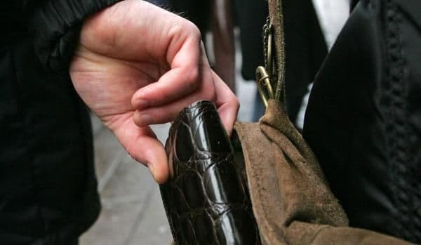 În sfârșit! Poliția a arestat un hoț de buzunare la Botoșani