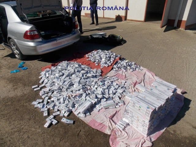 Bărbați reținuți după ce au fost depistați cu țigări de contrabandă în mașină